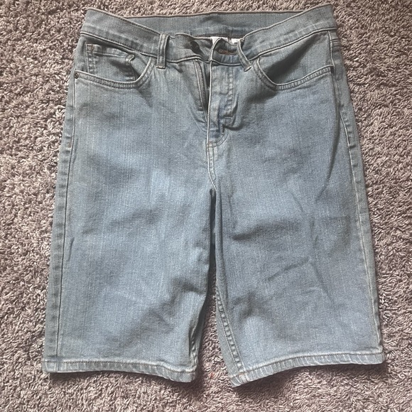 D&Co. Pants - D & Co Women's Size‎ 8 Bermuda Shorts Denim Blue Jean Summer Shorts